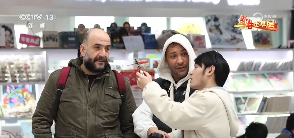 拳”凝聚合力 “品牌出海”成为义乌热词mg不朽情缘网站新春走基层 “攥指成(图3)